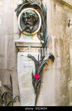 Graveside dello scrittore francese Alphonse Daudet, cimitero Pere Lachaise, Parigi Foto Stock