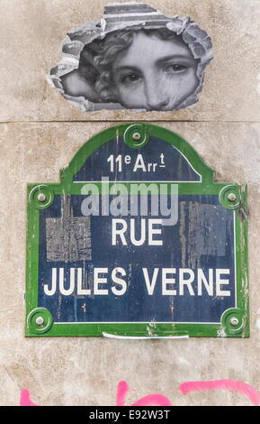 Strada parigina signpost  rue Jules Verne  sopra di esso il volto di un angelo, Parigi, Ile de france, Francia Foto Stock