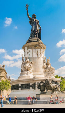 La gente di relax presso il monumento a place de la Republique Foto Stock