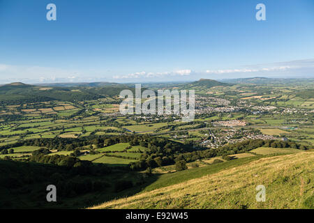 La vista dalla Blorenge di Abergavenny e la Usk Valley con The Skirrid nella distanza, Wales, Regno Unito Foto Stock