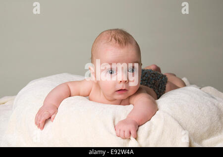 9 mese fa baby boy tenendo la sua testa in alto Foto Stock