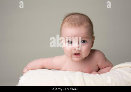 9 mese fa baby boy tenendo la sua testa in alto Foto Stock