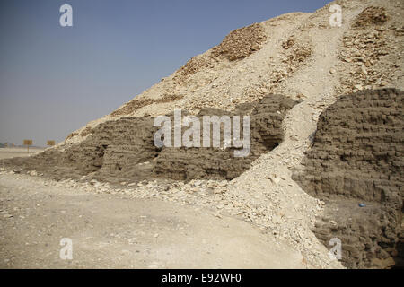 Un mastaba (che significa "casa per l'eternità' o 'casa eterna"), è un tipo di antica tomba egizia. Foto Stock