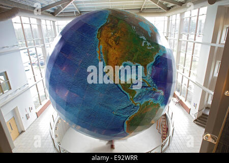 Globo, Eartha, più grande del mondo di rivoluzione e rotazione globe, DeLorme Mappa Store, Yarmouth, Maine Foto Stock