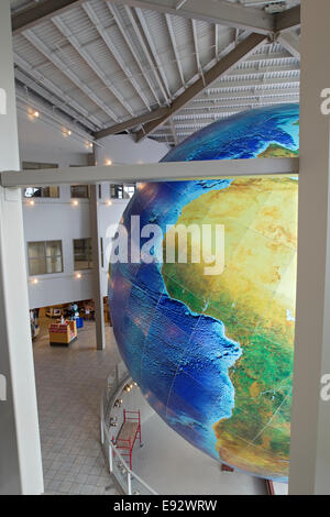 Globo, Eartha, più grande del mondo di rivoluzione e rotazione globe, DeLorme Mappa Store, Yarmouth, Maine Foto Stock