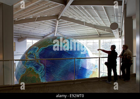 Globo, Eartha, più grande del mondo di rivoluzione e rotazione globe, DeLorme Mappa Store, Yarmouth, Maine Foto Stock