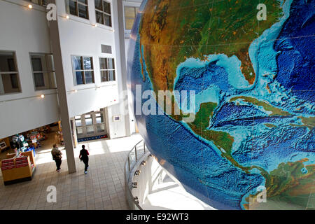 Globo, Eartha, più grande del mondo di rivoluzione e rotazione globe, DeLorme Mappa Store, Yarmouth, Maine Foto Stock