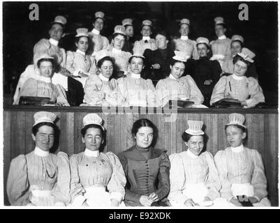 Gruppo di infermieri femmina seduta in Auditorium prendendo appunti, Ritratto, circa 1910 Foto Stock