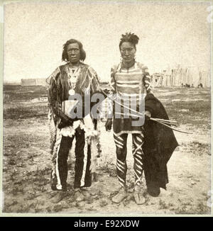 1a e 2a capo dell'Mandans, Fort Berthold, territorio Dakota, USA, singola immagine della scheda Stereo, circa 1880 Foto Stock