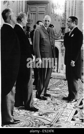 Il Presidente francese Charles De Gaulle rivolta Sargent Shriver, U.S. Ambasciatore di Francia, durante la ricezione, Parigi, Francia, 1968 Foto Stock