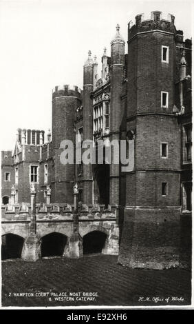 Hampton Court Palace, Fossato Bridge e Western Gateway, Richmond, Surrey, Inghilterra, cartolina circa 1910 Foto Stock