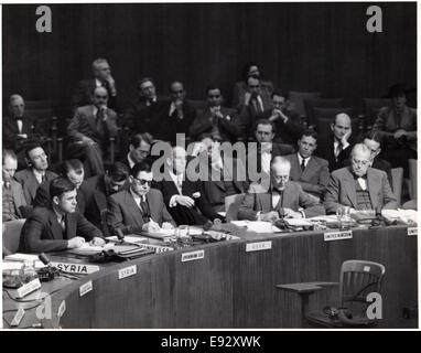 U.N. Delegare Sir Alexander Cadogan di Gran Bretagna offre l' embargo sulle armi, Nazioni Unite, Lago di successo, New York, Stati Uniti d'America, 27 maggio 1948 Foto Stock