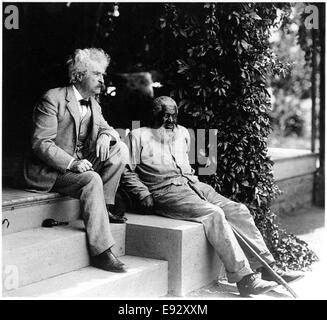 Mark Twain (Samuel Langhorne Clemens, 1835-1910), con John Lewis seduti sulla veranda passi, Elmira, New York, USA, circa 1903 Foto Stock