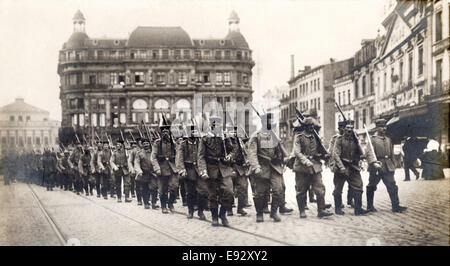 Truppe tedesche in marcia a Bruxelles, Belgio, WWI cartolina, circa 1914 Foto Stock