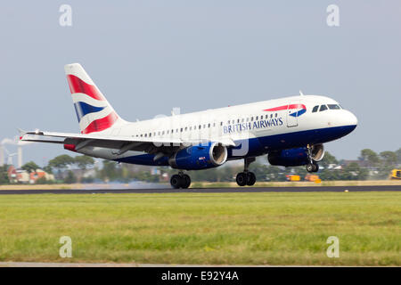 British Airways Airbus A318 che arrivano all'aeroporto di Schiphol. Foto Stock