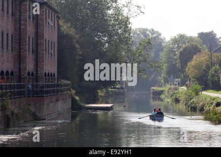 La gente in una barca a remi sul canale di Chichester, Chichester, West Sussex Foto Stock