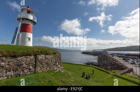 Skansin una storica fortezza nel Tórshavn con Skansin faro Foto Stock