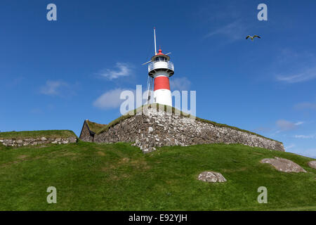 Skansin una storica fortezza nel Tórshavn con Skansin faro Foto Stock