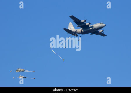 Il USAF C-130 Hercules scende paracadutisti dall'ottantaduesima annuncio in operazione Market Garden memorial Foto Stock