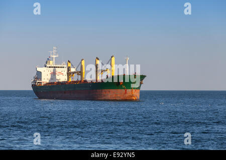 Portarinfuse. Grande nave cargo vele sul mare Foto Stock