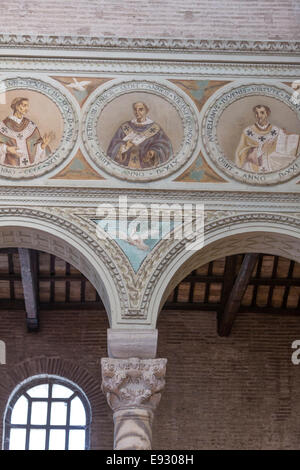 Interno della Basilica di Sant'Apollinare con mosaici bizantini Foto Stock