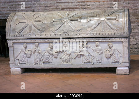 Sarcofago di marmo nella Basilica di Sant'Apollinare Foto Stock