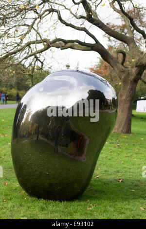 Testa (MAO) una scultura da non indispensabile al fregio Art Fair 2014, Regents Park, London, Regno Unito. Foto Stock