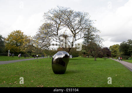 Testa (MAO) una scultura da non indispensabile al fregio Art Fair 2014, Regents Park, London, Regno Unito. Foto Stock