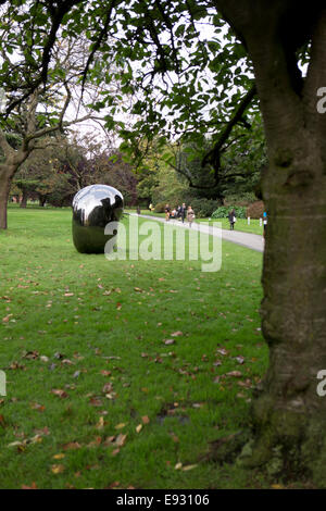 Testa (MAO) una scultura da non indispensabile al fregio Art Fair 2014, Regents Park, London, Regno Unito. Foto Stock