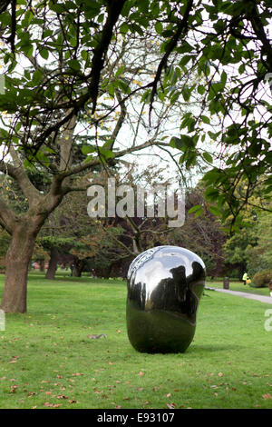 Testa (MAO) una scultura da non indispensabile al fregio Art Fair 2014, Regents Park, London, Regno Unito. Foto Stock