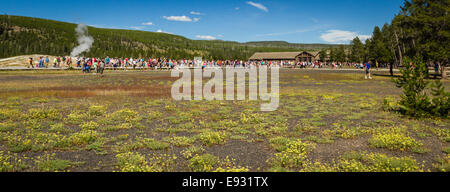 Parco nazionale di Yellowstone, Wyoming - Luglio 22 : gruppo di turisti in piedi guardando geyser Old Faithful; 22 luglio 2014 in Yellowst Foto Stock