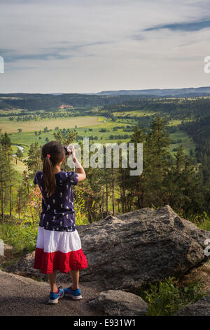 Devils Tower National Monument, Wyoming - Luglio 03 : giovane patriota fotografare la valle da un punto di vista sulla montagna loop Foto Stock