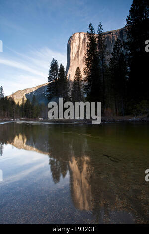 El Capitan riflessa nel fiume Merced, del Parco Nazionale Yosemite in California. Foto Stock