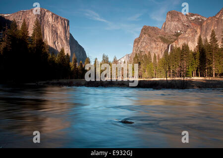 El Capitan e Cattedrale di rocce sopra il fiume Merced dalla vista della valle, il Parco Nazionale Yosemite in California. Foto Stock