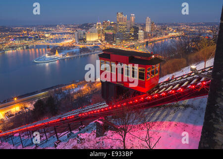 Le luci di Natale Duquesne Incline il cavo rosso Car Mount Washington skyline di Pittsburgh Pennsylvania USA Foto Stock