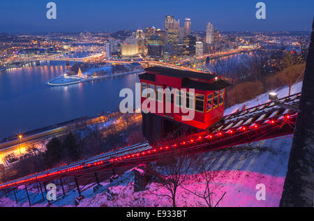 Le luci di Natale Duquesne Incline il cavo rosso Car Mount Washington skyline di Pittsburgh Pennsylvania USA Foto Stock