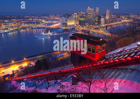 Le luci di Natale Duquesne Incline il cavo rosso Car Mount Washington skyline di Pittsburgh Pennsylvania USA Foto Stock