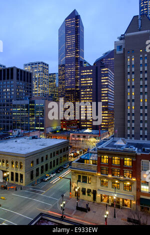 Centro di Calgary, Alberta Canada di notte cercando rivolte a Nord Centro Sud-ovest di strada in corrispondenza dell'intersezione di Ottava Avenue Southwe Foto Stock