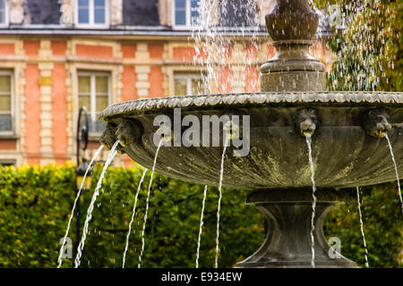 Fontana in Place des Vosges, Parigi, Francia Foto Stock