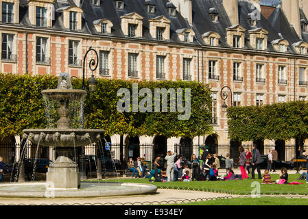 Un gruppo di bambini della scuola in Place des Vosges, Parigi, Francia Foto Stock