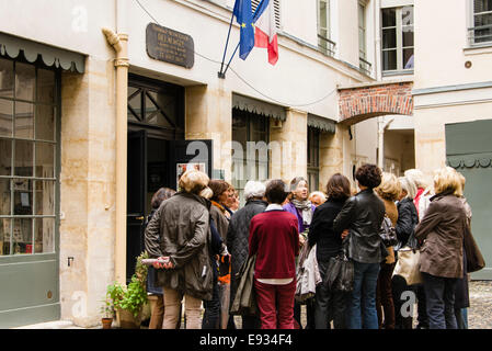 Gruppo di tour in piedi al di fuori del Musée national Eugène Delacroix, Parigi, Francia Foto Stock