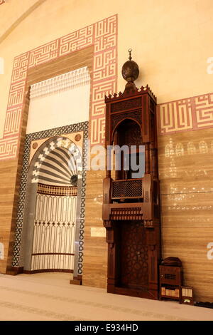 Mihrab e Minbar all'interno del Al-Fatih (grande), la Moschea di Juffair, Regno del Bahrein Foto Stock