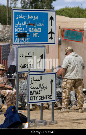 Segno e le direzioni ad un checkpoint a Kandahar rievocazione storica Foto Stock