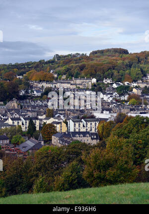 Kendal town e Fellside in autunno. Kendal, Cumbria, England, Regno Unito, Europa. Foto Stock