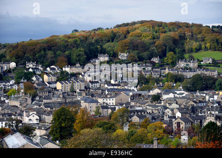 Kendal town e Fellside in autunno. Kendal, Cumbria, England, Regno Unito, Europa. Foto Stock