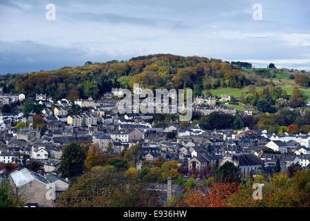 Kendal town e Fellside in autunno. Kendal, Cumbria, England, Regno Unito, Europa. Foto Stock