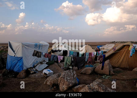 Vista dell'accampamento dei rifugiati di Newroz situato nel Canton al Jazira, nella Siria nord-orientale. Newroz fu inizialmente istituito per proteggere i siriani sfollati dalla guerra civile siriana in corso poi occupati da sfollati della setta minoritaria Yazidi, fuggendo dalle violenze nella città irachena di Sinjar Foto Stock