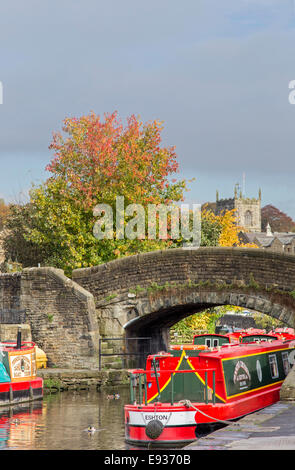 Narrowboats ormeggiato sul Leeds e Liverpool Canal, Skipton, North Yorkshire, Inghilterra, Regno Unito Foto Stock