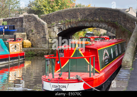 Narrowboats ormeggiato sul Leeds e Liverpool Canal, Skipton, North Yorkshire, Inghilterra, Regno Unito Foto Stock