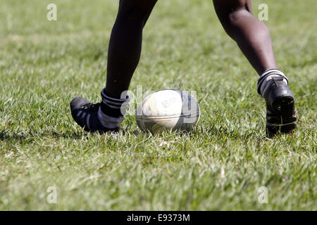 Kampala, Uganda. Ottobre 18th, 2014. Svantaggiati bambini ugandesi prendere il tempo per giocare a rugby. Molti dei giovani che vivono in baraccopoli hanno beneficiato in materia di istruzione attraverso i fondi di espatriati che amano lo sport. Credito: Sansone Opus/Alamy Live News Foto Stock